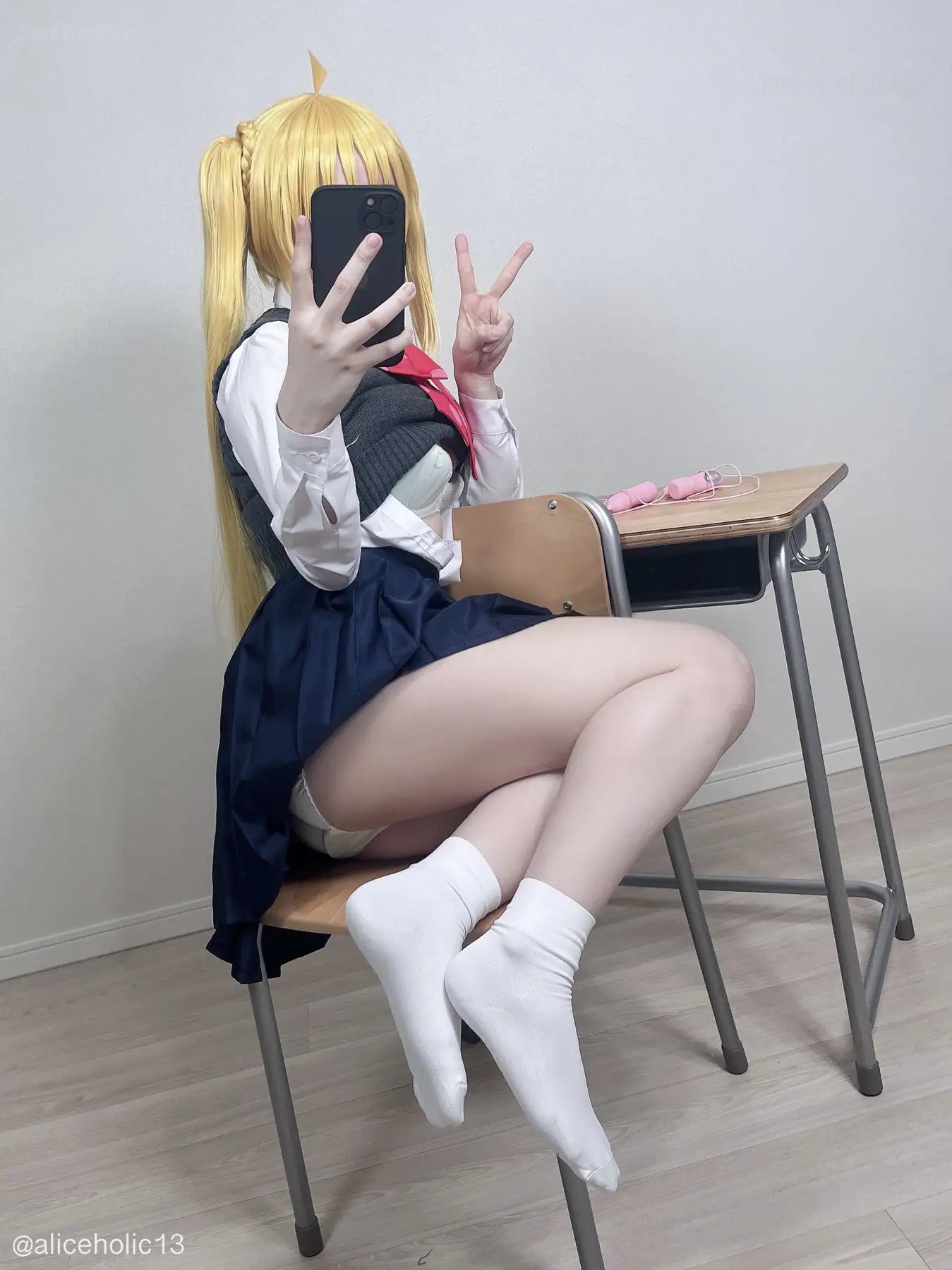 ありすほりっく(@aliceholic13) - 2024-09-23_💛教室でこっそり⸝⸝⸝♡ びしょびしょお漏らしオナ💗 ローター電マでちくびとクリ責め絶頂 ＆裏垢風写真集セット💛_3009639(30P+1V_483.8M) ありすほりっ...